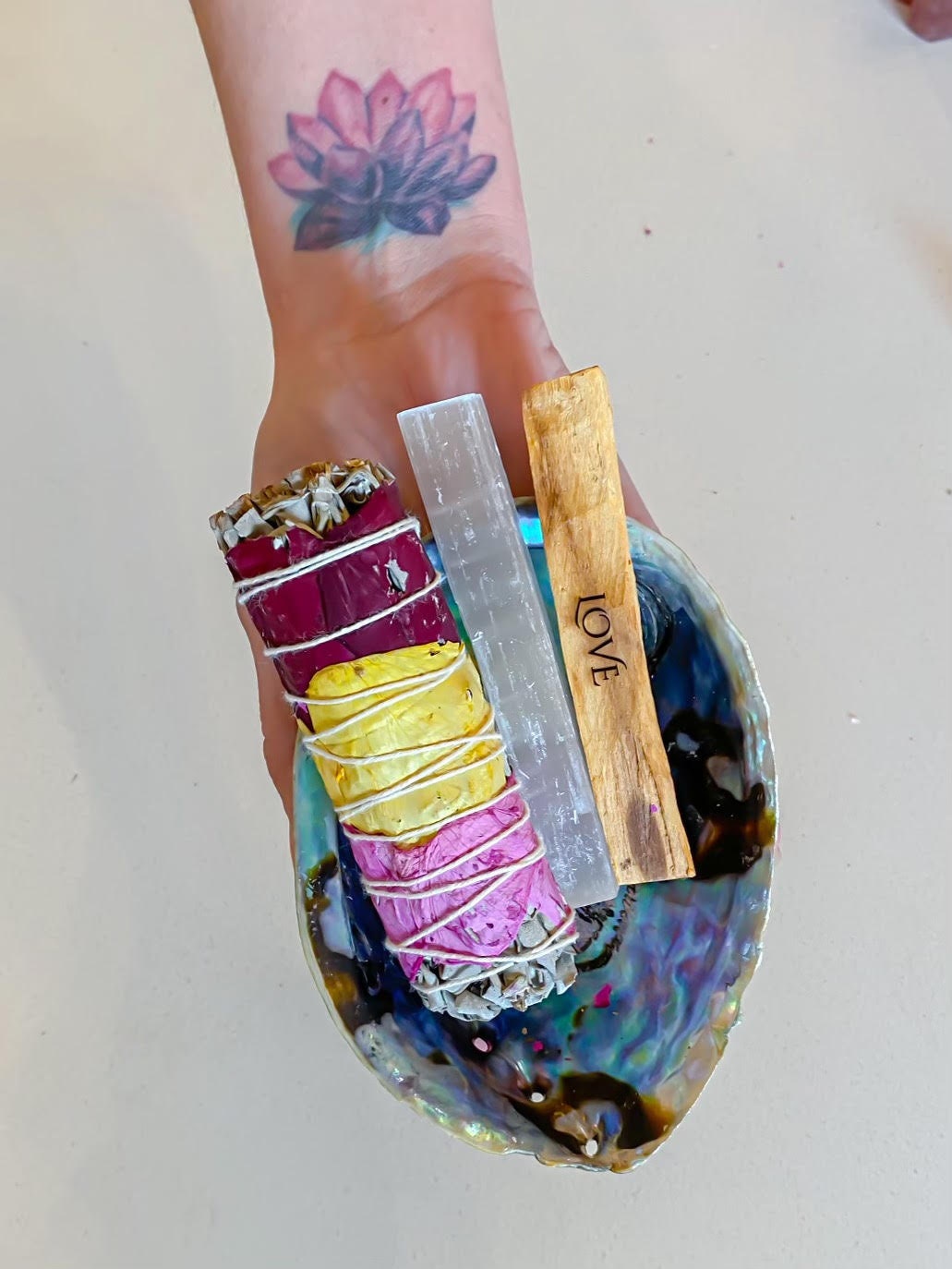 Self Love Sage Gift Bundle Love Smudge Set| Love and Passion Sage Bundle | Sage Bundle With Crystal | Rough Quartz| Palo Santo| Selenite - Crystals for everyone • Crystals And Cord