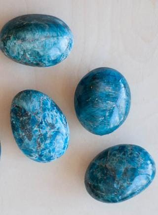 Manifestation and Balance: Unique Blue Apatite Palm Stone for Spiritual Attunement and Self-Expression - Crystals for everyone • Crystals And Cord